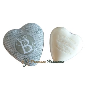 Caja en forma de corazón con la letra B y jabón de leche de burra