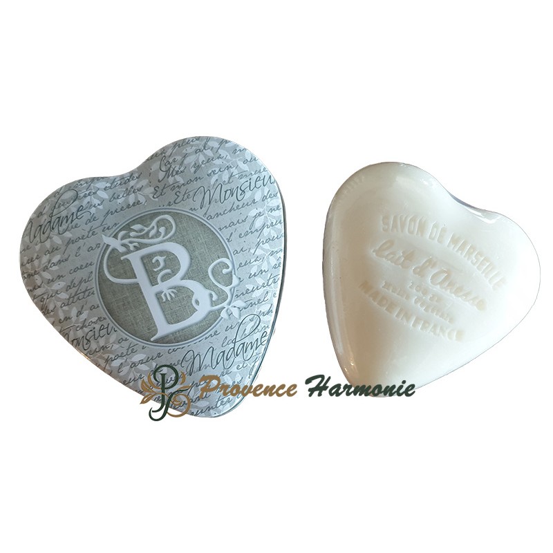 Scatola decorativa a cuore con lettera B e sapone al latte d’asina Scatola decorativa a cuore con lettera B e sapone al latte d’asina