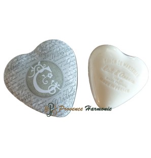 Caja en forma de corazón con la letra C y jabón de leche de burra