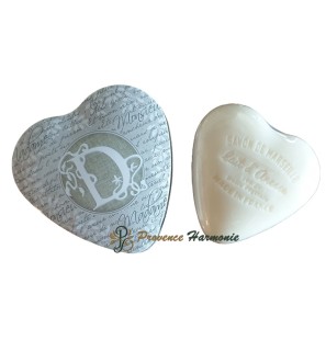 Caja en forma de corazón con la letra D y jabón de leche de burra