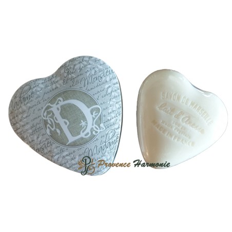 Scatola decorativa a cuore con lettera D e sapone al latte d’asina