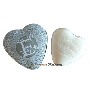 Caja en forma de corazón con la letra E y jabón de leche de burra