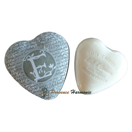 Scatola decorativa a cuore con lettera E e sapone al latte d’asina
