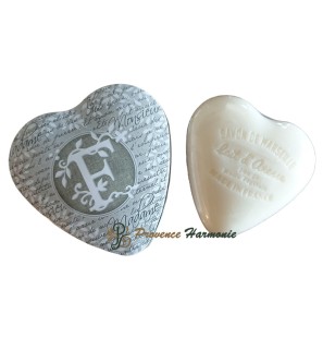 Caja en forma de corazón con la letra F y jabón de leche de burra