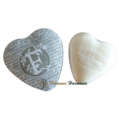 Scatola decorativa a cuore con lettera F e sapone al latte d’asina
