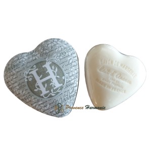 Caja en forma de corazón con la letra H y jabón de leche de burra