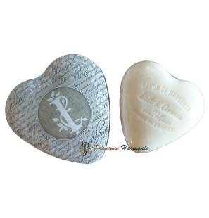 Caja en forma de corazón con la letra I y jabón de leche de burra