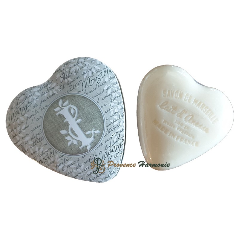 Scatola decorativa a cuore con lettera I e sapone al latte d’asina Scatola decorativa a cuore con lettera I e sapone al latte d’asina
