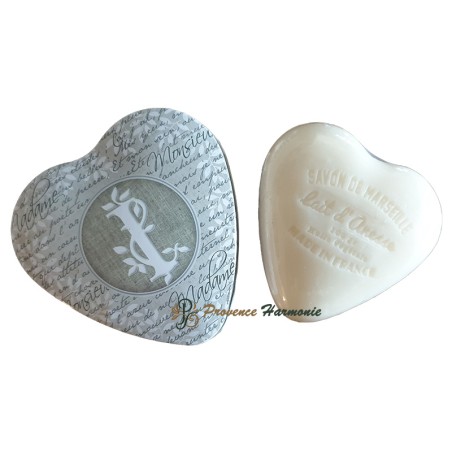 Caja en forma de corazón con la letra I y jabón de leche de burra
