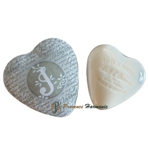 Caja en forma de corazón con la letra J y jabón de leche de burra