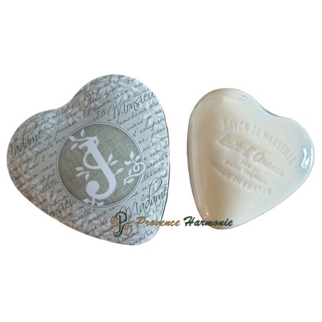 Caja en forma de corazón con la letra J y jabón de leche de burra