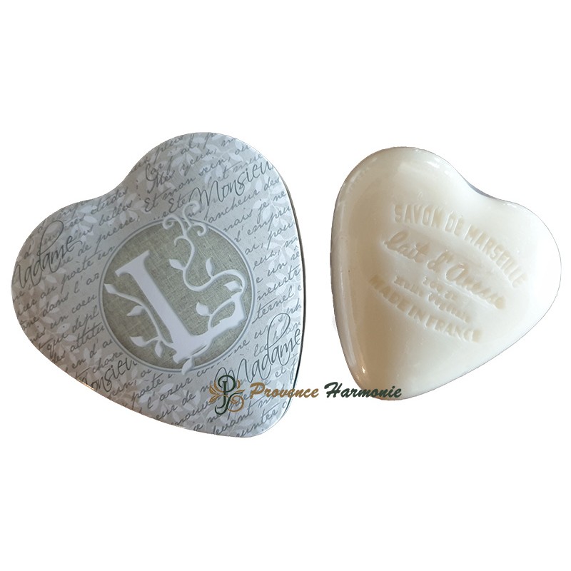 Scatola decorativa a cuore con lettera L e sapone al latte d’asina Scatola decorativa a cuore con lettera L e sapone al latte d’asina