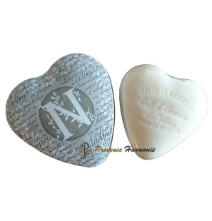 Caja en forma de corazón con la letra N y jabón de leche de burra