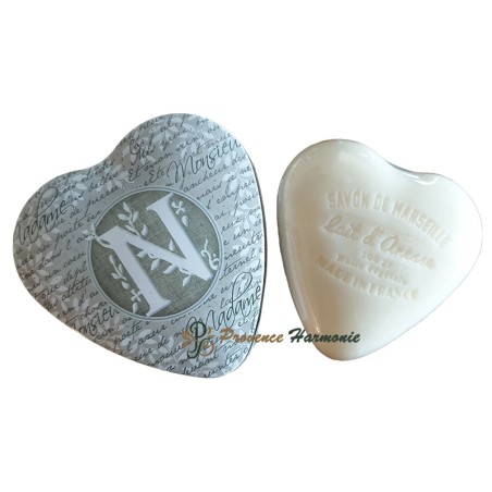 Caja en forma de corazón con la letra N y jabón de leche de burra