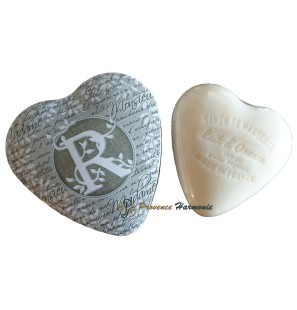 Caja en forma de corazón con la letra R y jabón de leche de burra