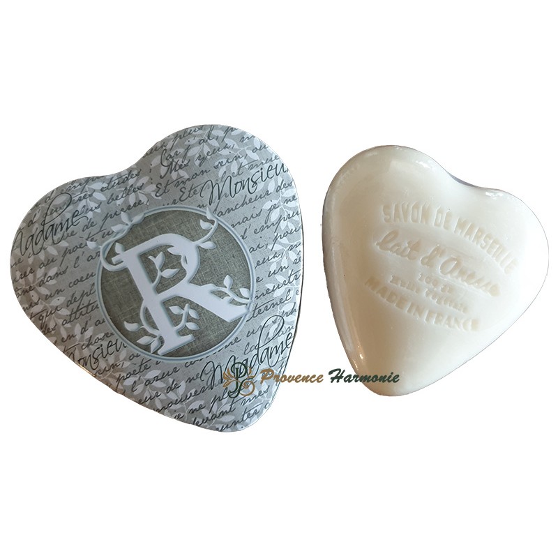 Scatola decorativa a cuore con lettera R e sapone al latte d’asina Scatola decorativa a cuore con lettera R e sapone al latte d’asina