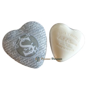Caja en forma de corazón con la letra S y jabón de leche de burra