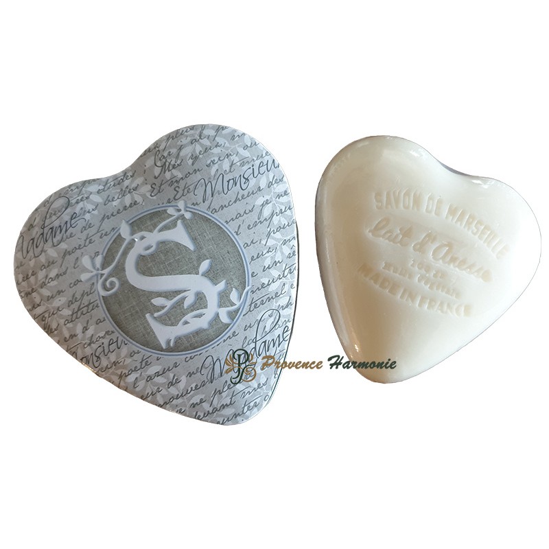 Caja en forma de corazón con la letra S y jabón de leche de burra Caja en forma de corazón con la letra S y jabón de leche de burra