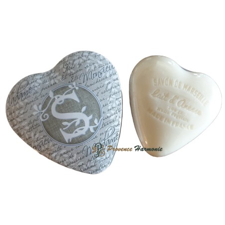 Caja en forma de corazón con la letra S y jabón de leche de burra