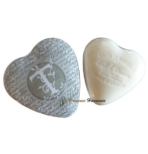 Caja en forma de corazón con la letra T y jabón de leche de burra