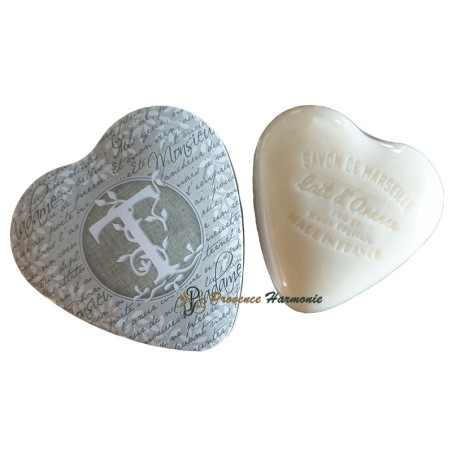 Caja en forma de corazón con la letra T y jabón de leche de burra