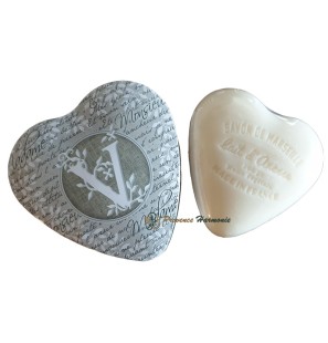 Caja en forma de corazón con la letra V y jabón de leche de burra