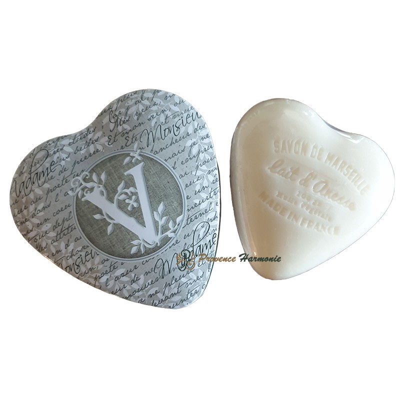 Scatola decorativa a cuore con lettera V e sapone al latte d’asina
