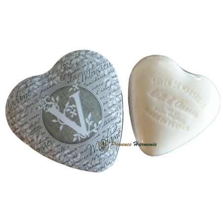 Caja en forma de corazón con la letra V y jabón de leche de burra