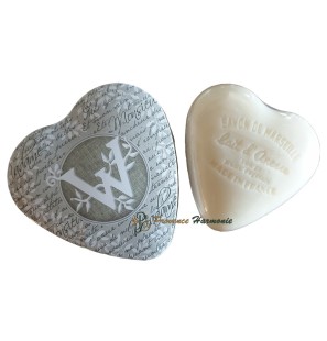 Caja en forma de corazón con la letra W y jabón de leche de burra