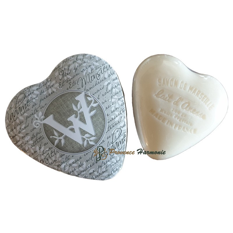 Scatola decorativa a cuore con lettera W e sapone al latte d’asina Scatola decorativa a cuore con lettera W e sapone al latte d’asina